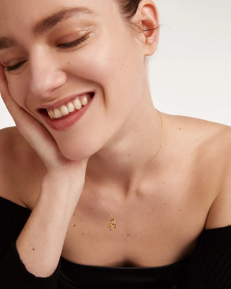 
                  
                    Collana con lettera R
                  
                