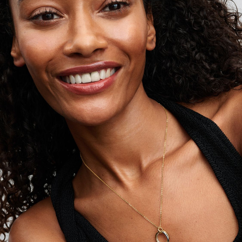 
                  
                    Collana Cerchio Fascia Intrecciata Bicolore Pandora 363882C00-45 indossata
                  
                