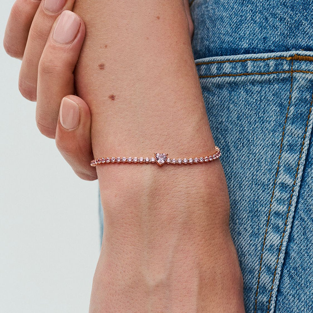 
                  
                    Pandora Bracciale Tennis Rosa con Cuore in Rilievo 580041C01
                  
                
