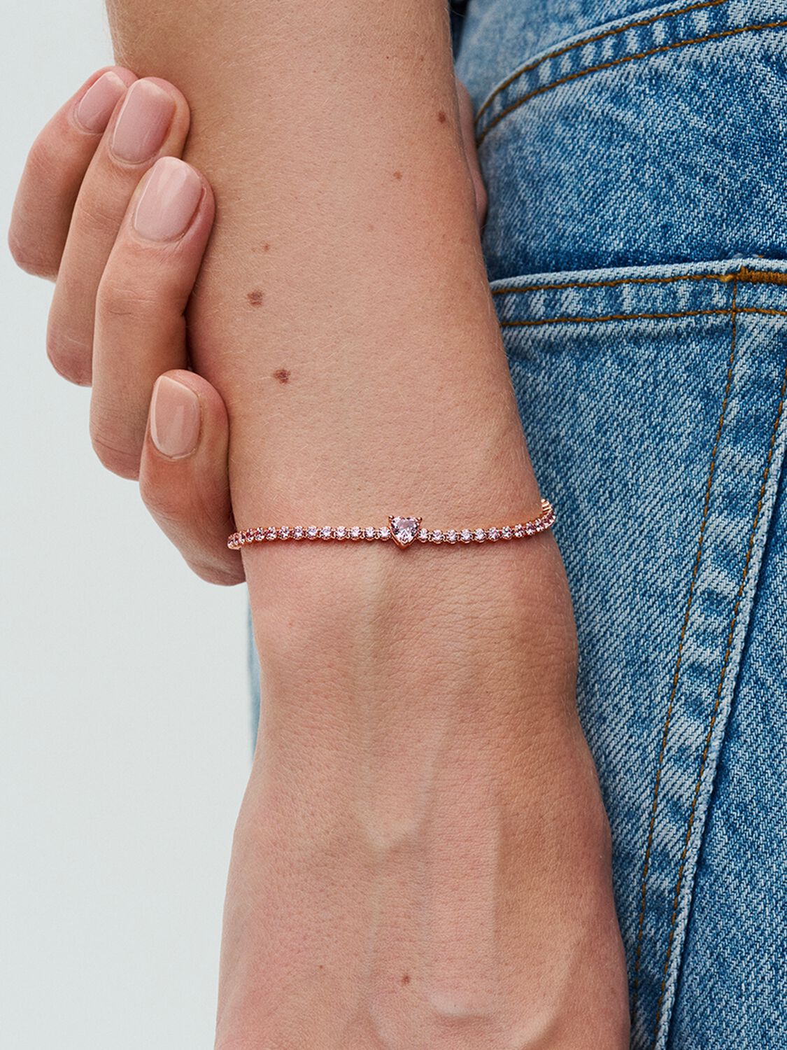 Pandora Bracciale Tennis Rosa con Cuore in Rilievo 580041C01